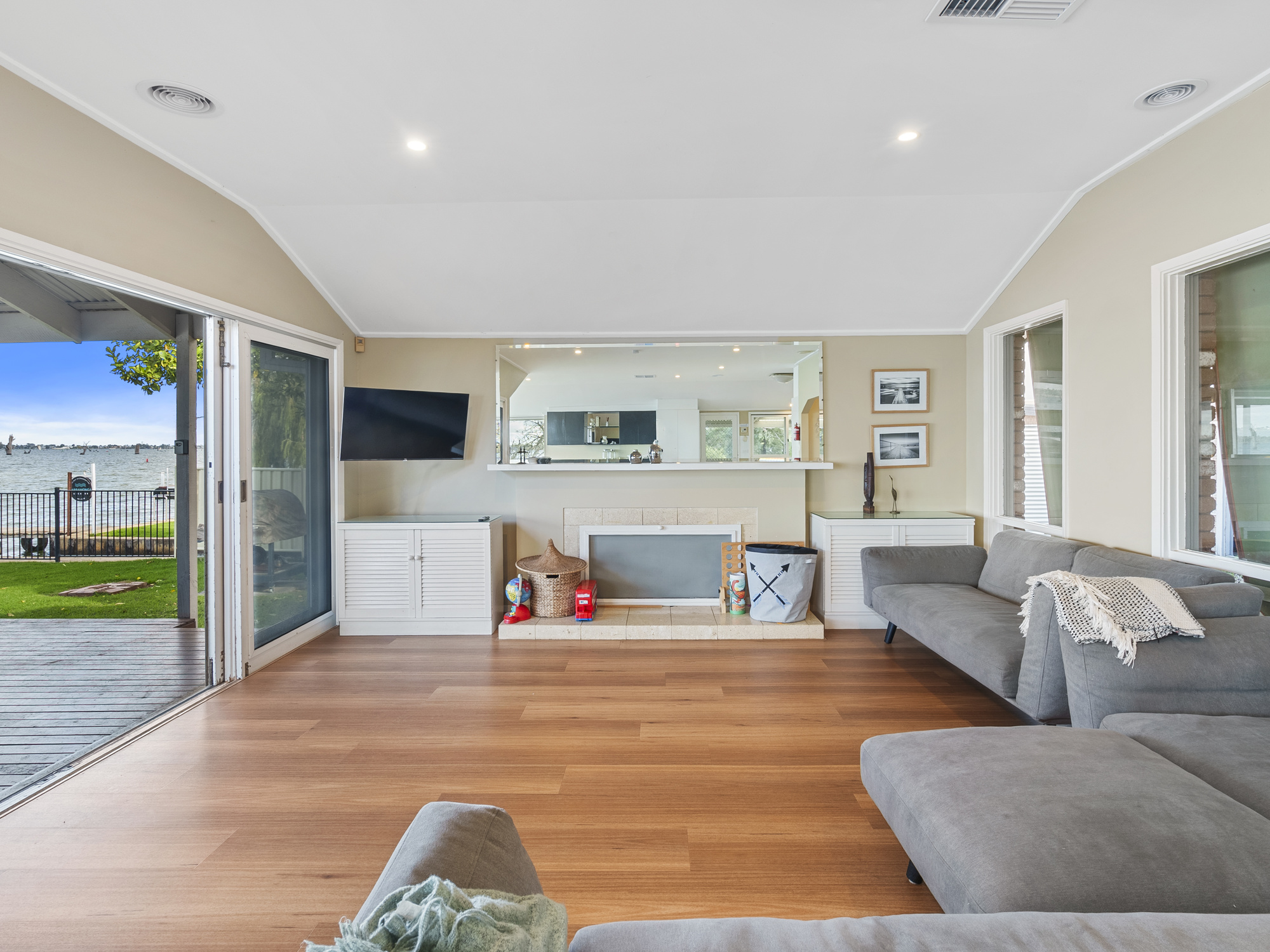 011 Open2view Id1012684-109 Corowa Road